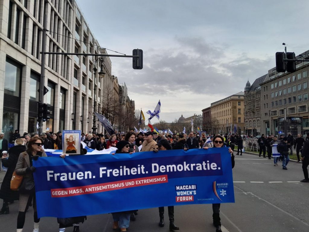 Frauen demonstrieren in Berlin und tragen einen Banner mit der Aufschrift "Frauen, Freiheit, Demokratie"